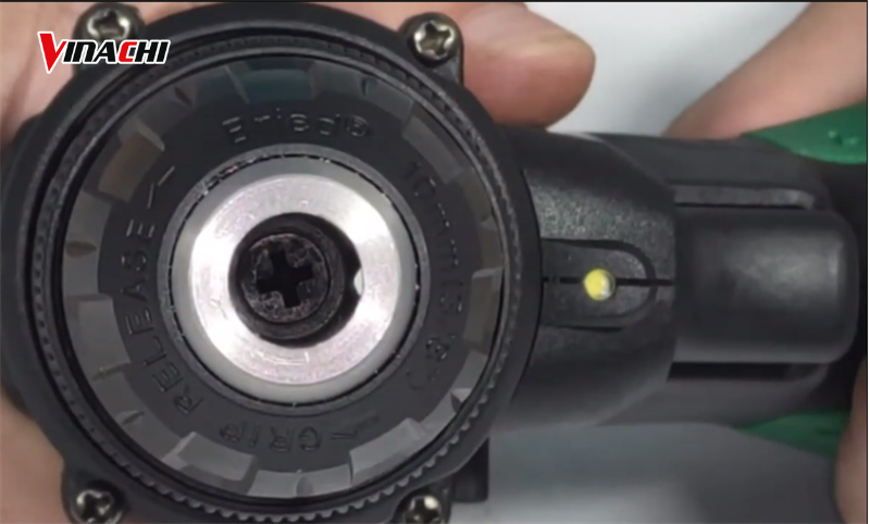 Kiểm tra xem đầu kẹp bên trong có vít không