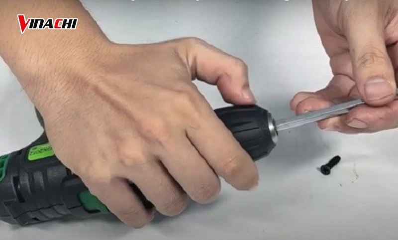 Dùng cây lục giác để cố định đầu khoan bên trong đầu kẹp