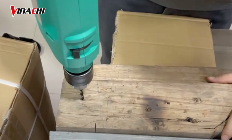 Khởi động máy, tiến hành khoan