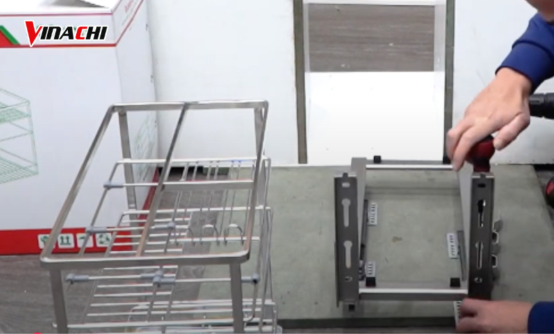 Lắp ray trượt vào khung giá