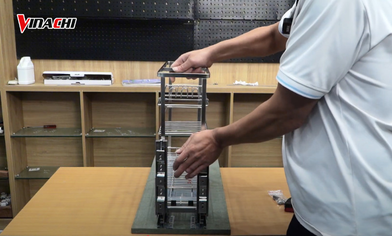 Tháo khung ra khỏi ray trượt