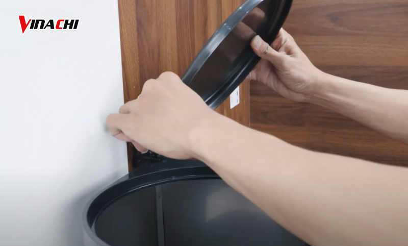 Lắp nắp thùng rác