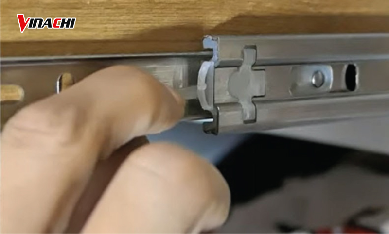 Bạn dùng tay gạt lẫy lên để mở chốt