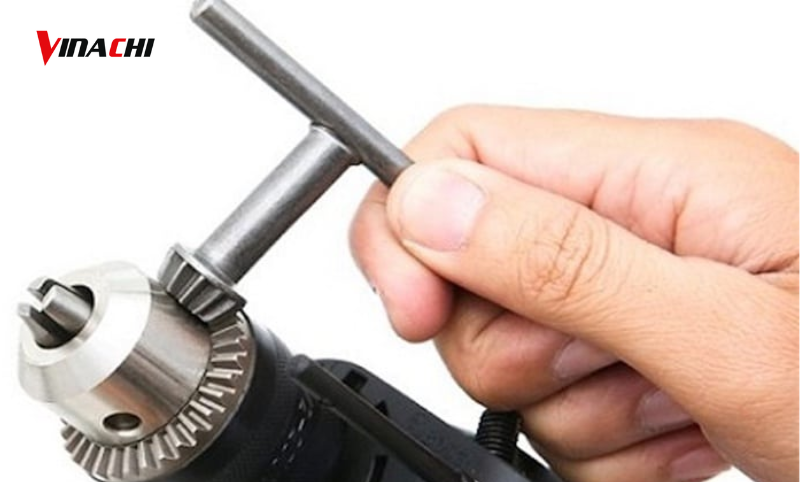 Thực hiện xoay tay khoá