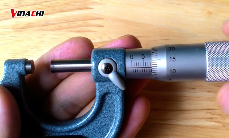 Kiểm tra độ chính xác của thước Panme trước khi đo