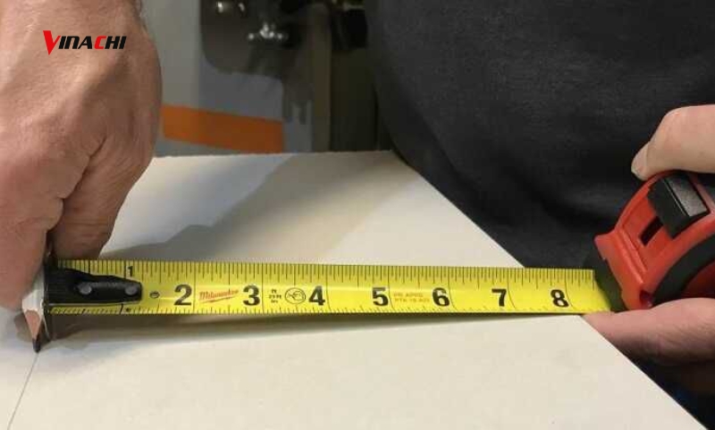 Kéo băng đo đến điểm kết thúc cần đo