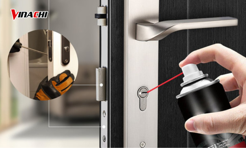 Dùng dầu bôi trơn để xử lý khoá bị kẹt