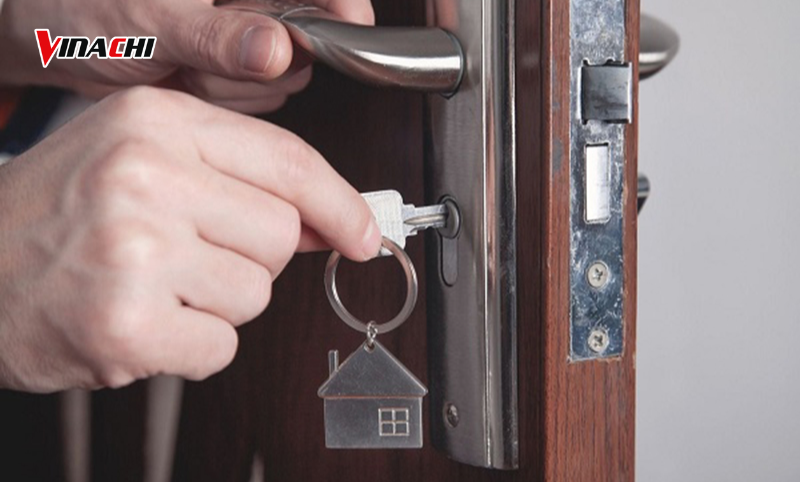 Cách mở khoá cửa từ bên ngoài