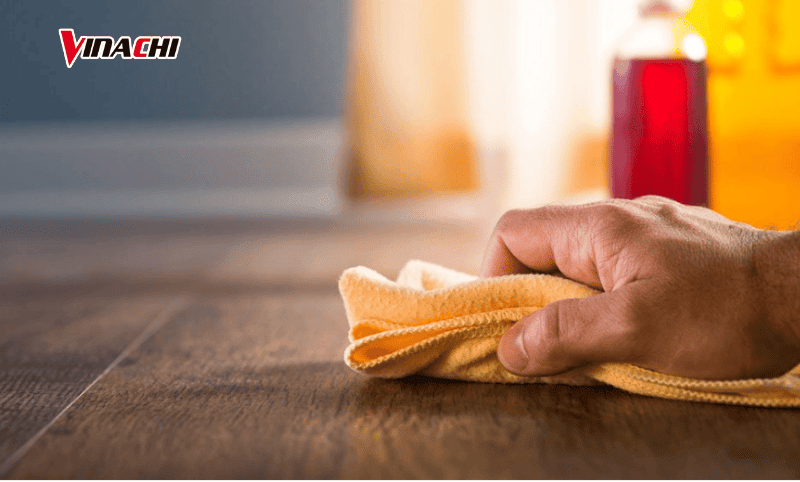 Làm sạch bề mặt gỗ óc chó trước khi dán