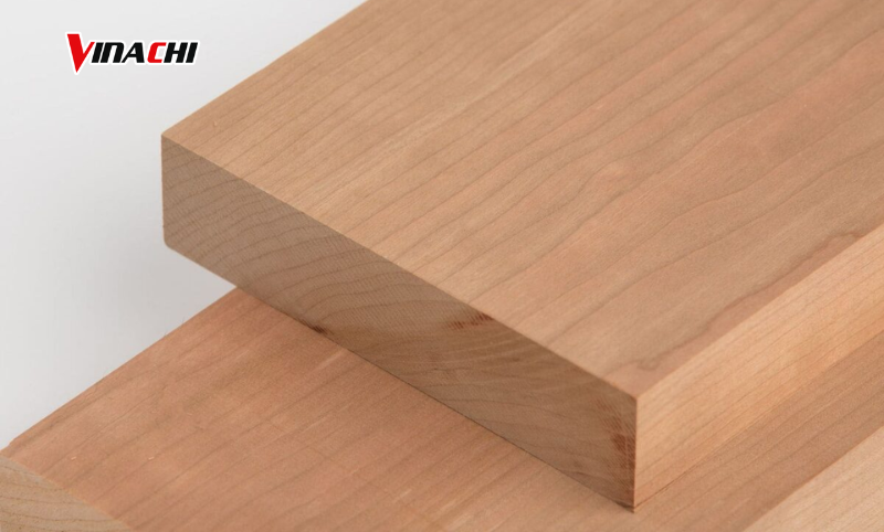 Chuẩn bị bề mặt gỗ xoan sạch, không còn bụi bẩn, dầu mỡ