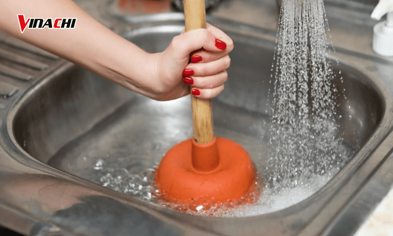 Sử dụng thụt thông bồn rửa chén