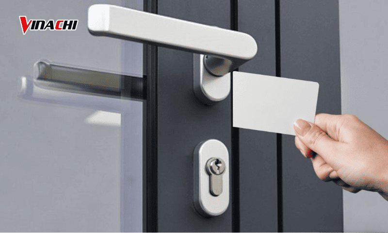 Mở khoá cửa tay gạt bằng vật mỏng dẹt