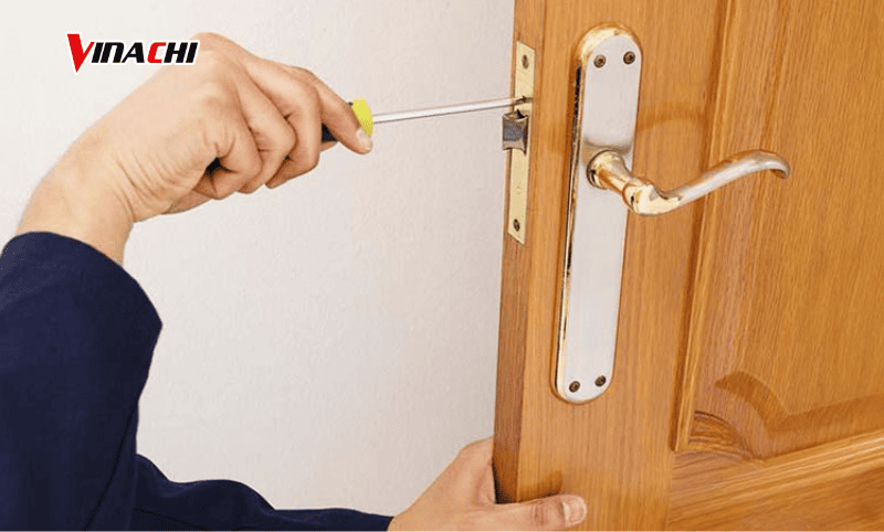 Thực hiện thao tác nhẹ nhàng, bảo vệ các bộ phận khoá