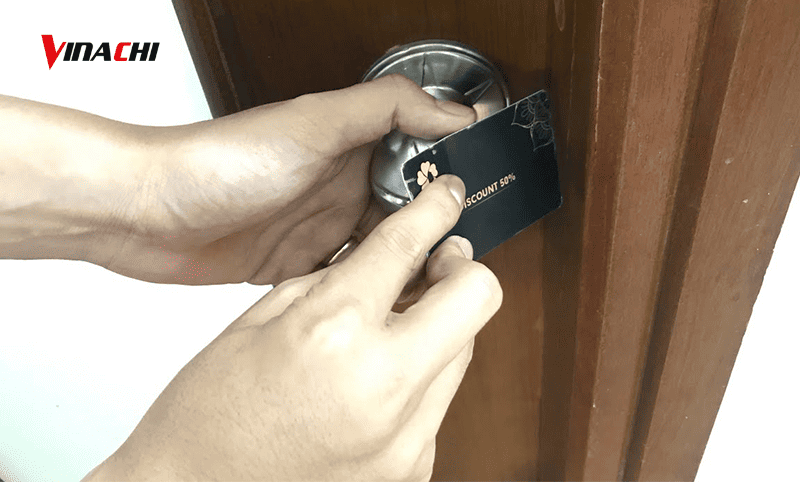 Mở ổ khóa bằng thẻ ATM hoặc thẻ sim