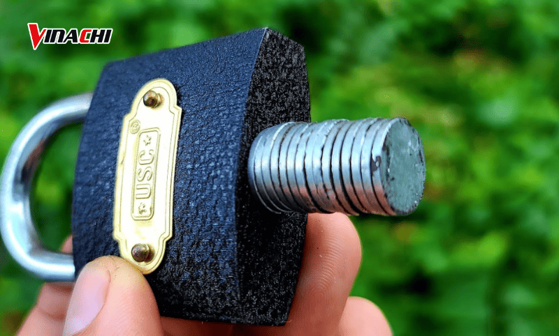 Mở khoá cửa bằng nam châm