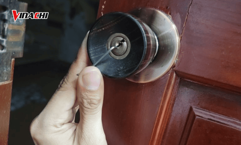 Mở khoá cửa bằng que sắt hoặc thép