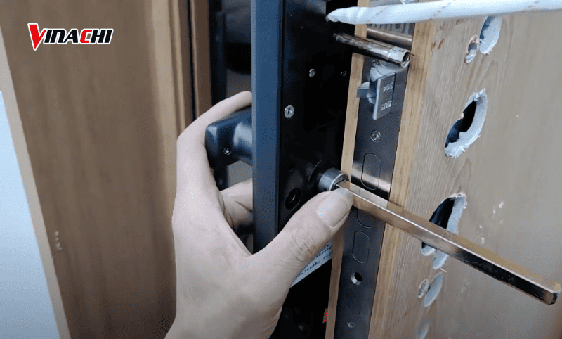 Lắp đặt thân khoá và bảng điều khiển