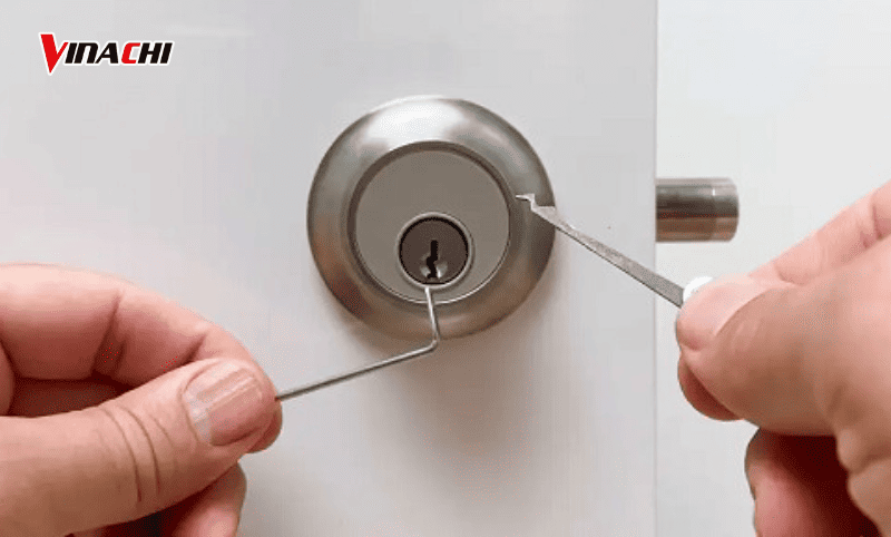 Sử dụng kẹp khoá