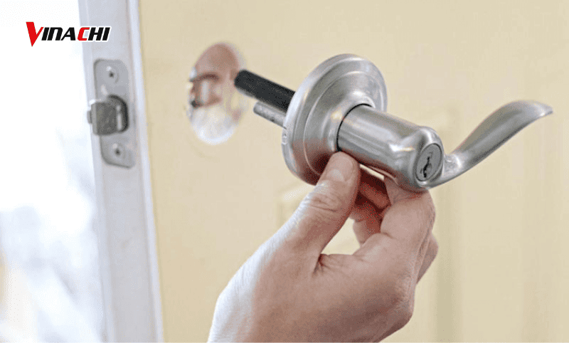 Khoá cửa không được bảo dưỡng thường xuyên