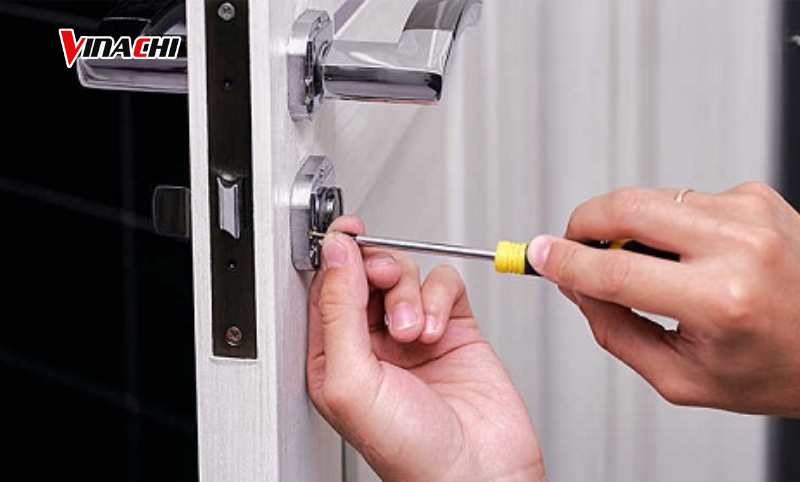 Cách sửa khoá cửa tay gạt khi bị lỗi tay gạt