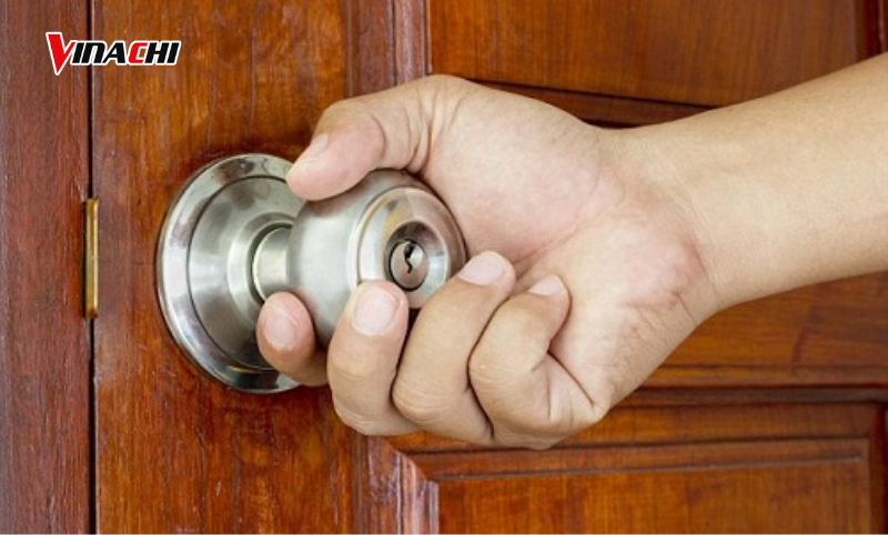 Hướng dẫn cách mở khoá cửa phòng tay nắm từ bên ngoài
