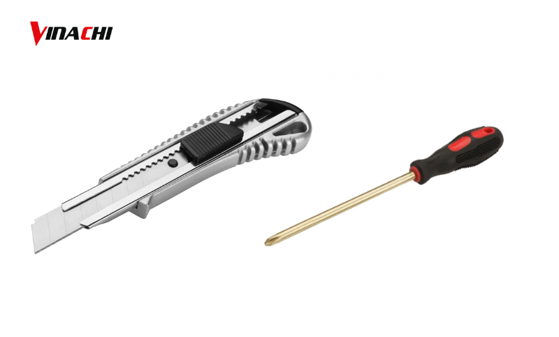 Sử dụng dao rọc giấy hoặc tua vít để mở cửa tay nắm tròn