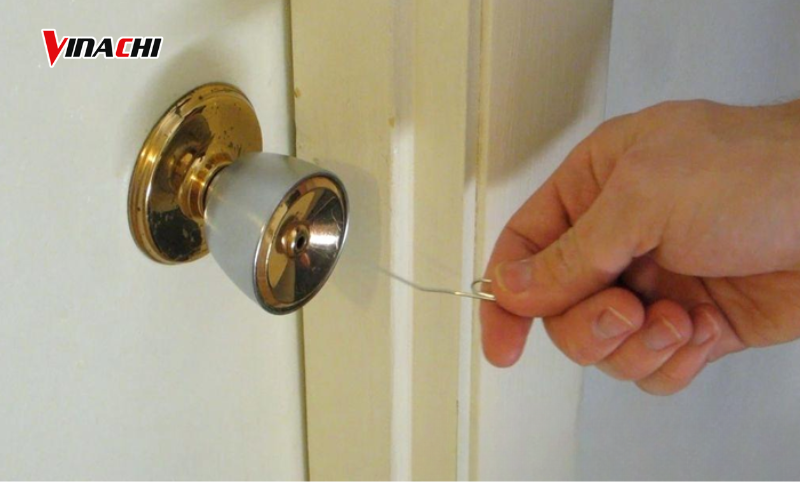 Mở cửa bằng đoạn dây thép