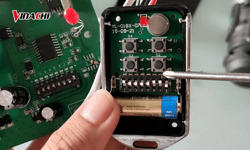 Tháo hộp điều khiển để gạt lại công tắc mã