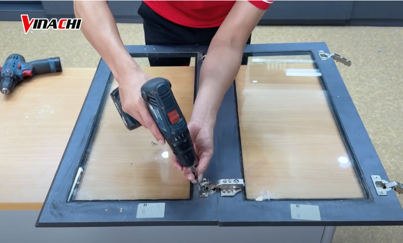 Lắp bản lề lên cánh tủ