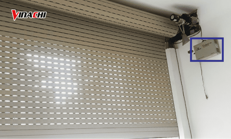 Tìm hộp điều khiển để mở nắp