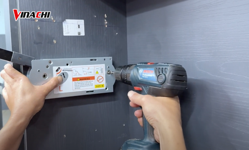 Lắp hộp lực vào thùng tủ