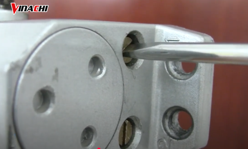 Sử dụng tua vít 2 cạnh vặn theo chiều kim đồng hồ