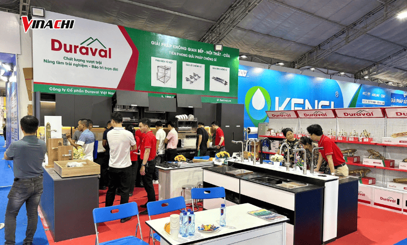 Mặc dù điều kiện thời tiết bất lợi nhưng các gian hàng vẫn thu hút đông khách tham quan