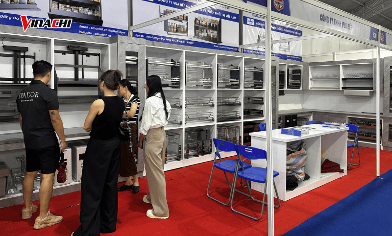 Khách hàng luôn nhận được sự tư vấn tận tình khi đến trải nghiệm tại gian hàng Vua Bếp