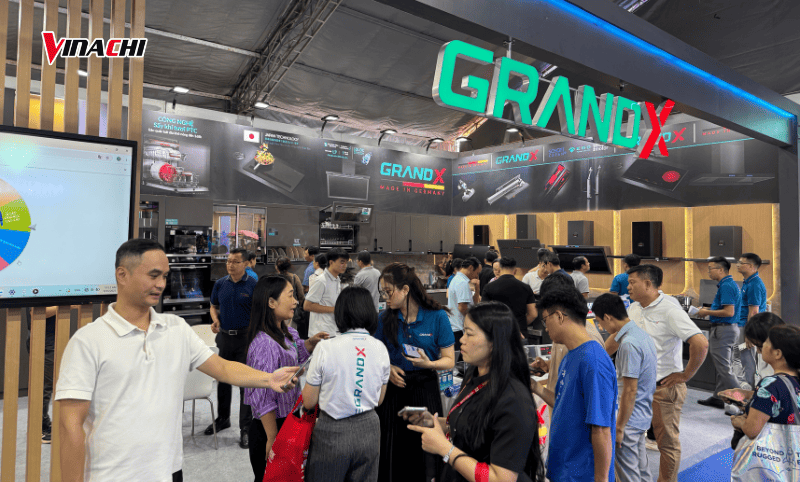 Gian hàng Grand X luôn thu hút đông đảo khách tham quan
