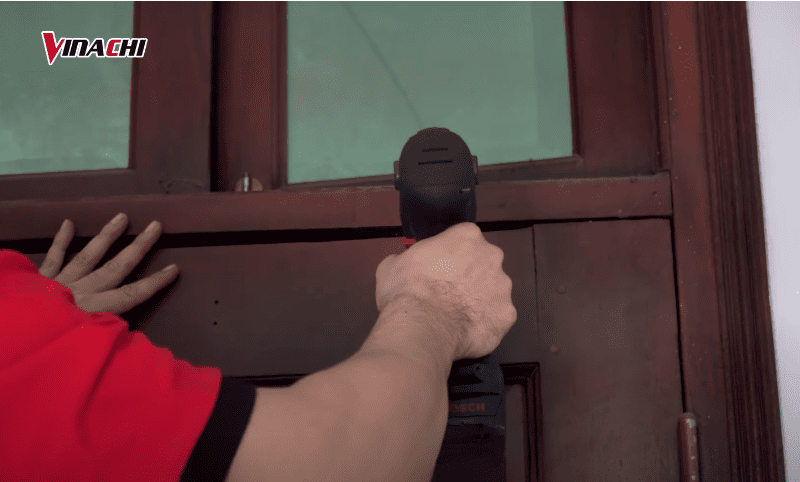 Tiến hành khoan lỗ