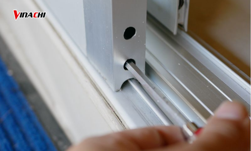 Tháo cửa lùa ra khỏi ray trượt