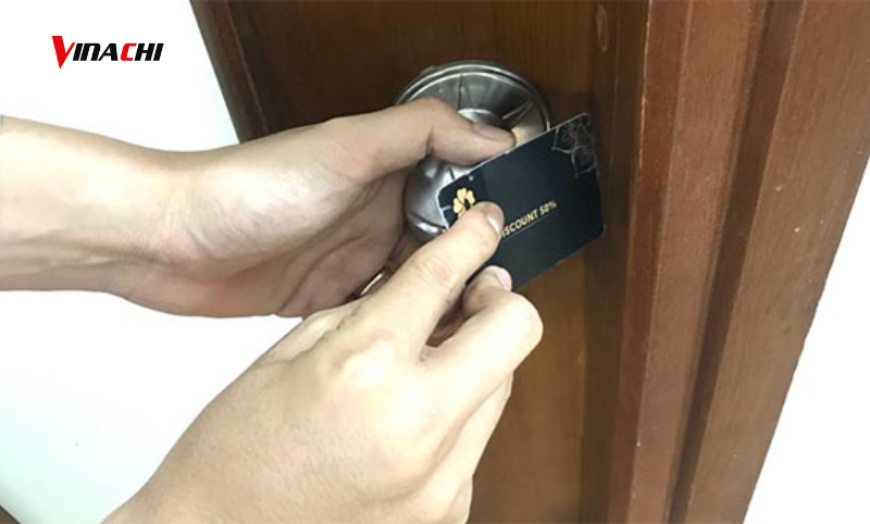 Mẹo phá khóa tay nắm tròn bằng thẻ nhựa