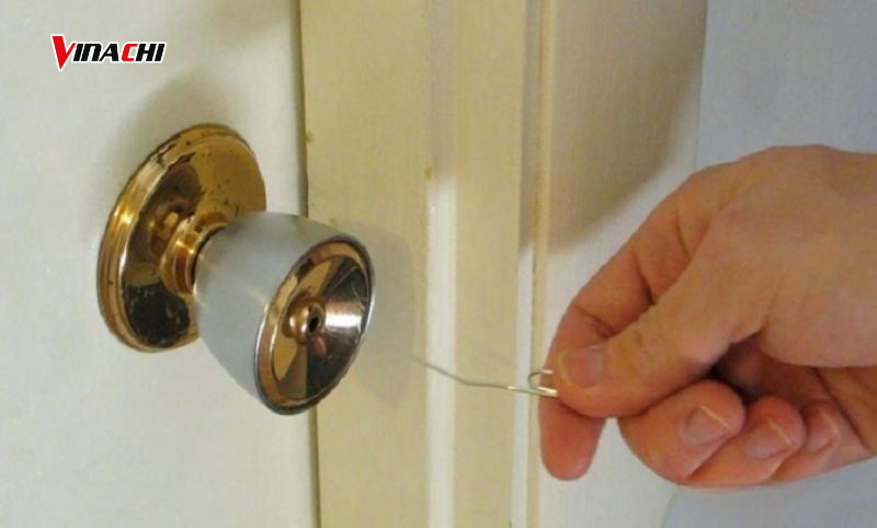 Típ tháo khóa tay nắm tròn bằng sợi dây thép