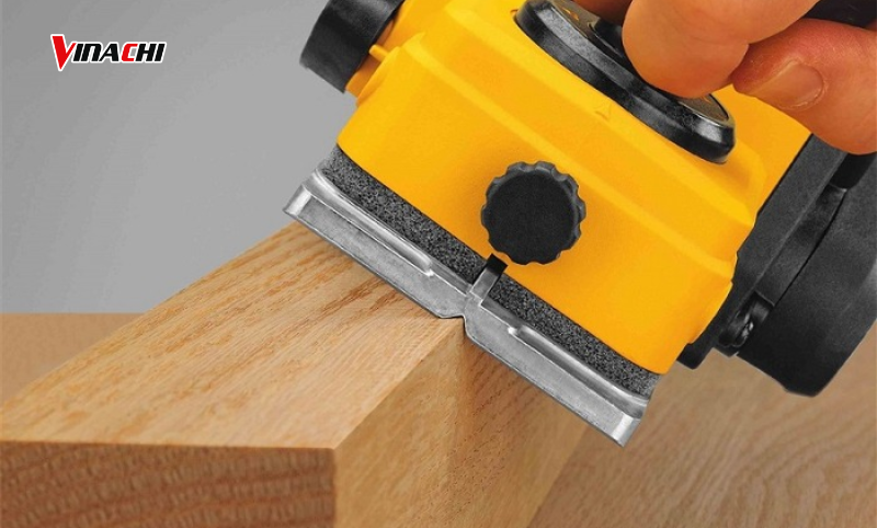 Máy bào cầm tay phát tiếng ồn bất thường khi vận hành
