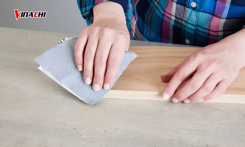 Tiến hành chà nhám