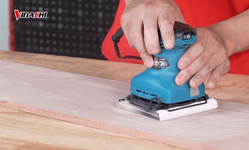 Tiến hành chà nhám