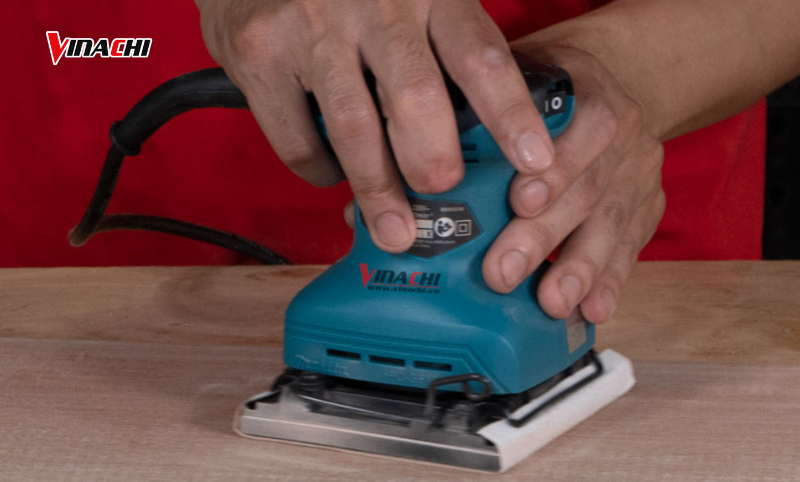 Máy chà nhám rung thích hợp sử dụng cho các chi tiết nhỏ, góc cạnh