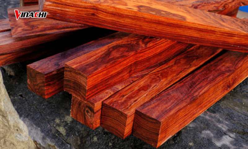 Gỗ trắc là một trong các loại gỗ quý hiếm, nổi bật với màu sắc ấm áp, vân gỗ đẹp