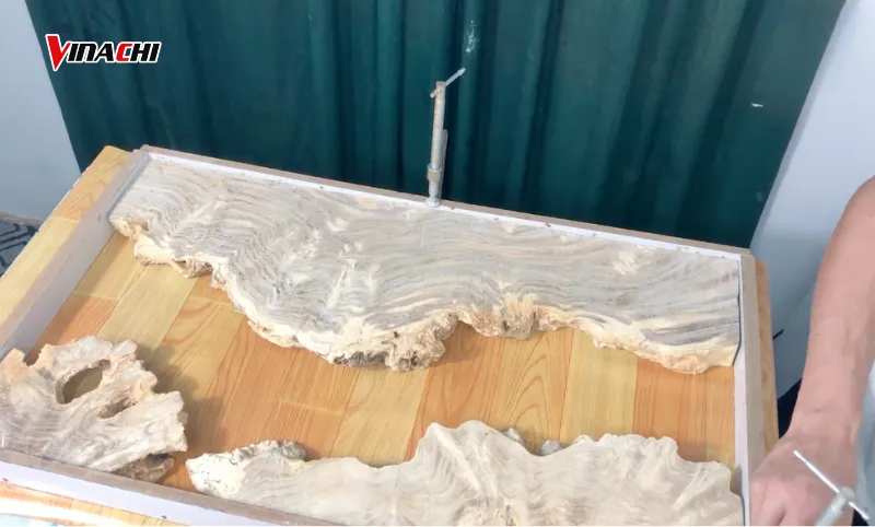 Đặt sản phẩm mẫu vào khuôn