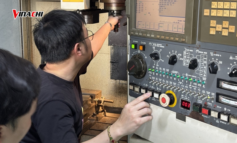 Lắp đặt dao cắt