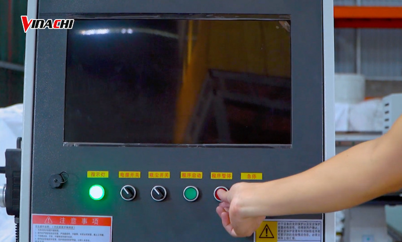 Kiểm tra máy CNC trước khi vận hành