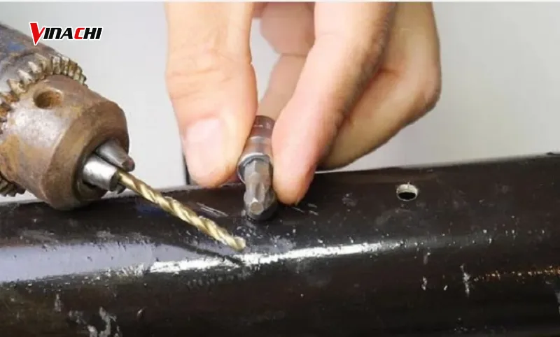 Khoan lỗ trên mũi tua vít hoặc mũi khoan lục giác