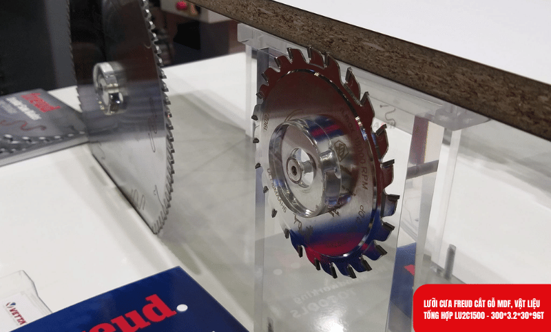 Lớp phủ Silver ICE trên bề mặt lưỡi cưa giúp ngăn ngừa sự tích tụ bụi bẩn và nhựa gỗ