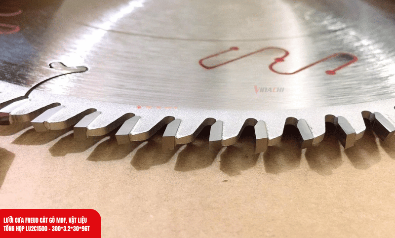 Răng cưa sắc nét được thiết kế với góc cắt dương ATB 15°, mang lại đường cắt mịn màng, không xơ xước